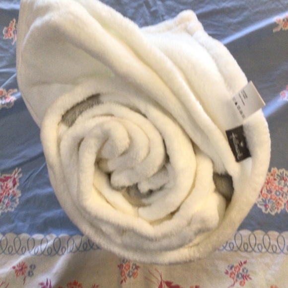 COMFORT & JOY Hallmark blanket - Picture 5 of 6